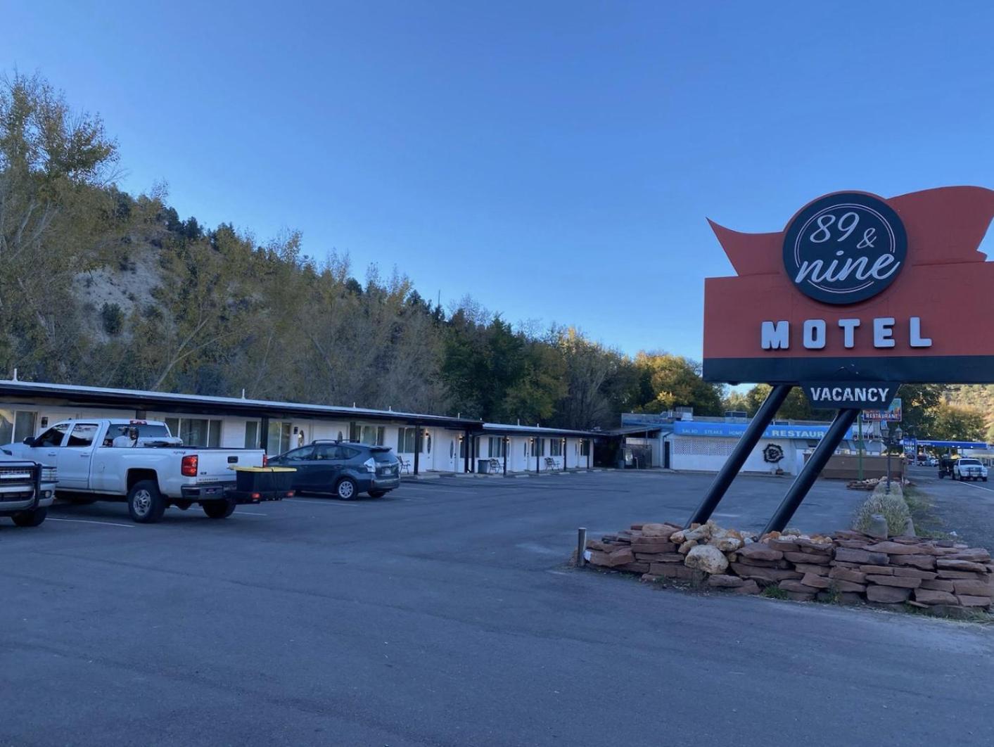 89 & Nine Motel Mount Carmel Junction Exterior photo